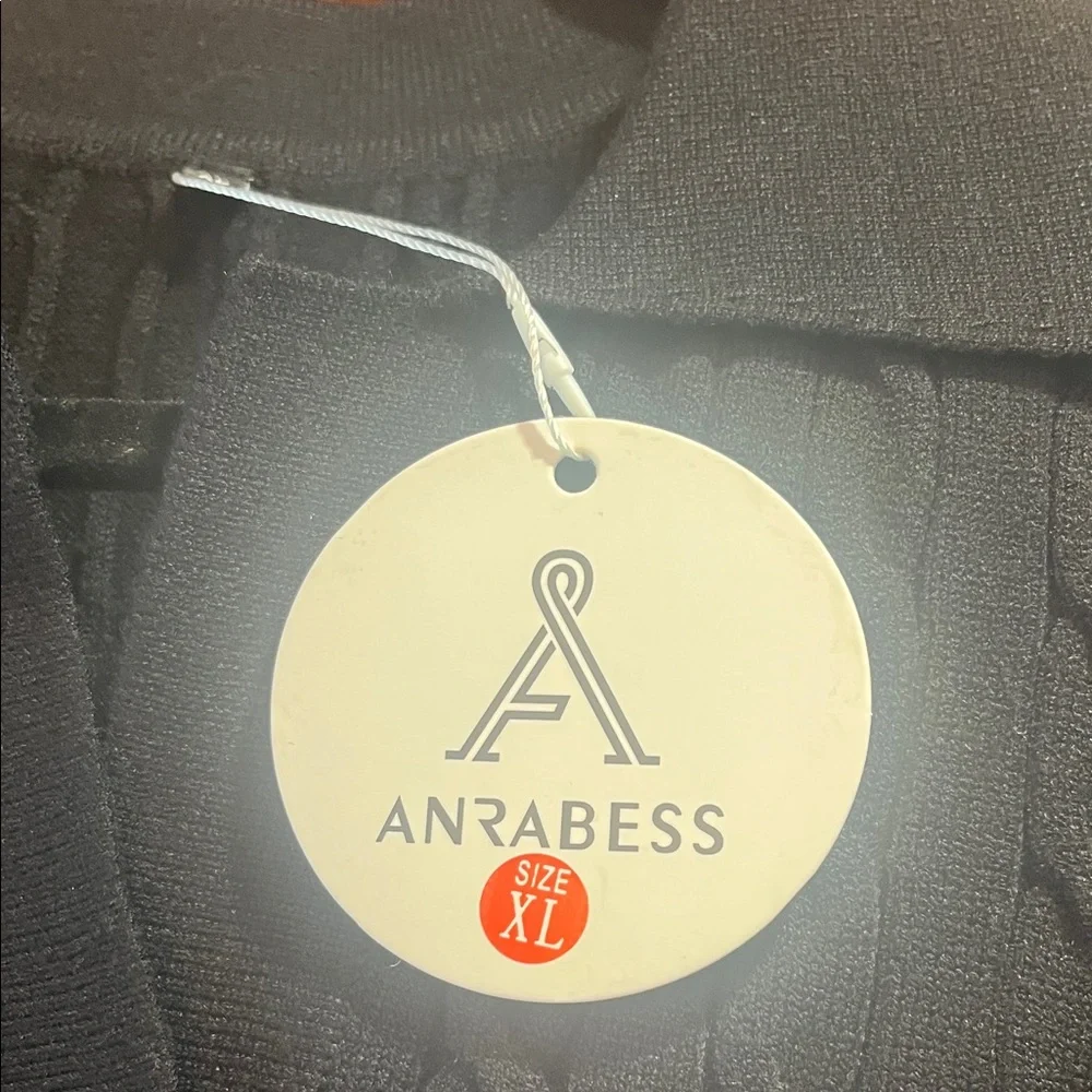 Elegant Black Cable Knit V-Neck Sweater - Picture 2 of 4